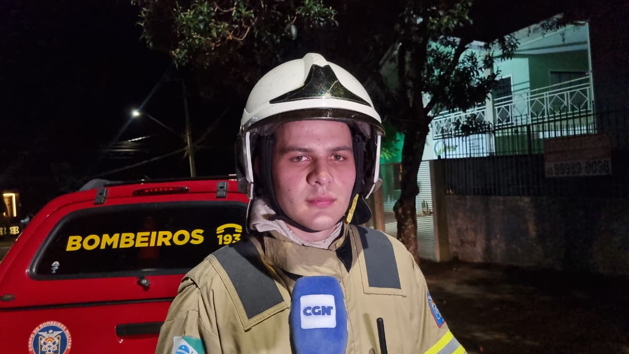 Tenente destaca rápida ação dos Bombeiros em evitar alastramento do fogo em residência no Centro Imagem referente a Tenente destaca rápida ação dos Bombeiros em evitar alastramento do fogo em residência no Centro
