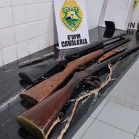 Filha pede ajuda para a mãe, em cárcere privado, e padrasto é detido com armas Imagem referente a Filha pede ajuda para a mãe, em cárcere privado, e padrasto é detido com armas