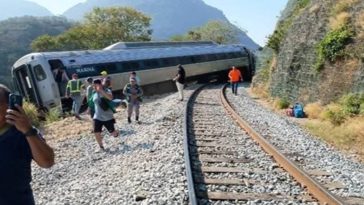 Trem interoceânico descarrila e deixa 13 mortos e 98 feridos no México