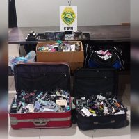 Imagem referente a Equipe do CHOQUE apreende cerca de 3 mil cigarros eletrônicos em residência no Santa Felicidade
