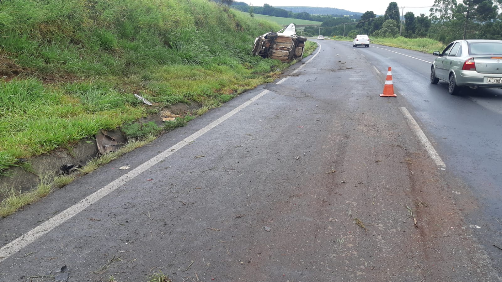 Gol capota e ocupantes são atropelados por caminhão na BR-376 em Ponta Grossa