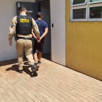 Imagem referente a Homem é detido após avançar o semáforo e resistir à abordagem da PM