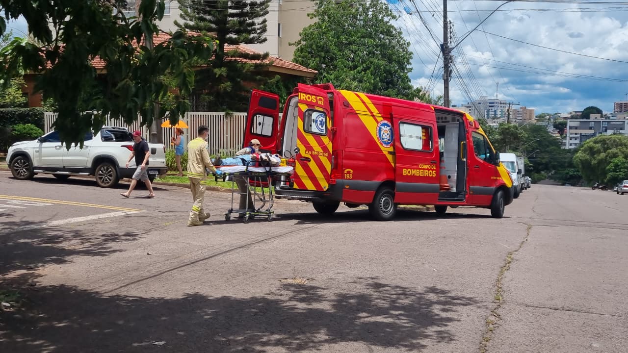 Motociclista fica ferido após colisão com Toro na Rua Curitiba