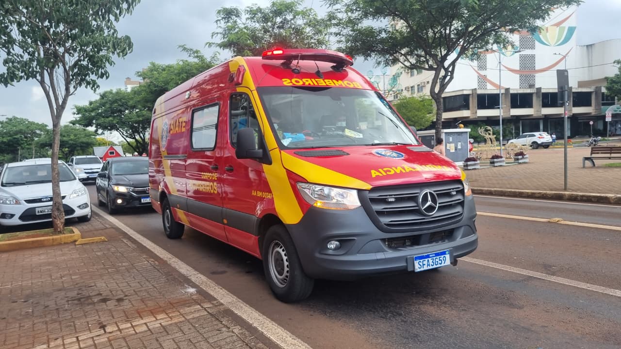 Idosa cai na calçada na Avenida Brasil em Cascavel