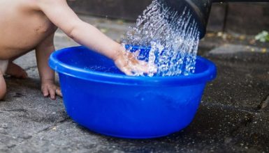 Imagem referente a Menina de um ano morre após ser encontrada com cabeça submersa em balde, em Almirante Tamandaré