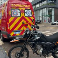 Queda de moto resulta em homem ferido no Centro de Cascavel Imagem referente a Queda de moto resulta em homem ferido no Centro de Cascavel