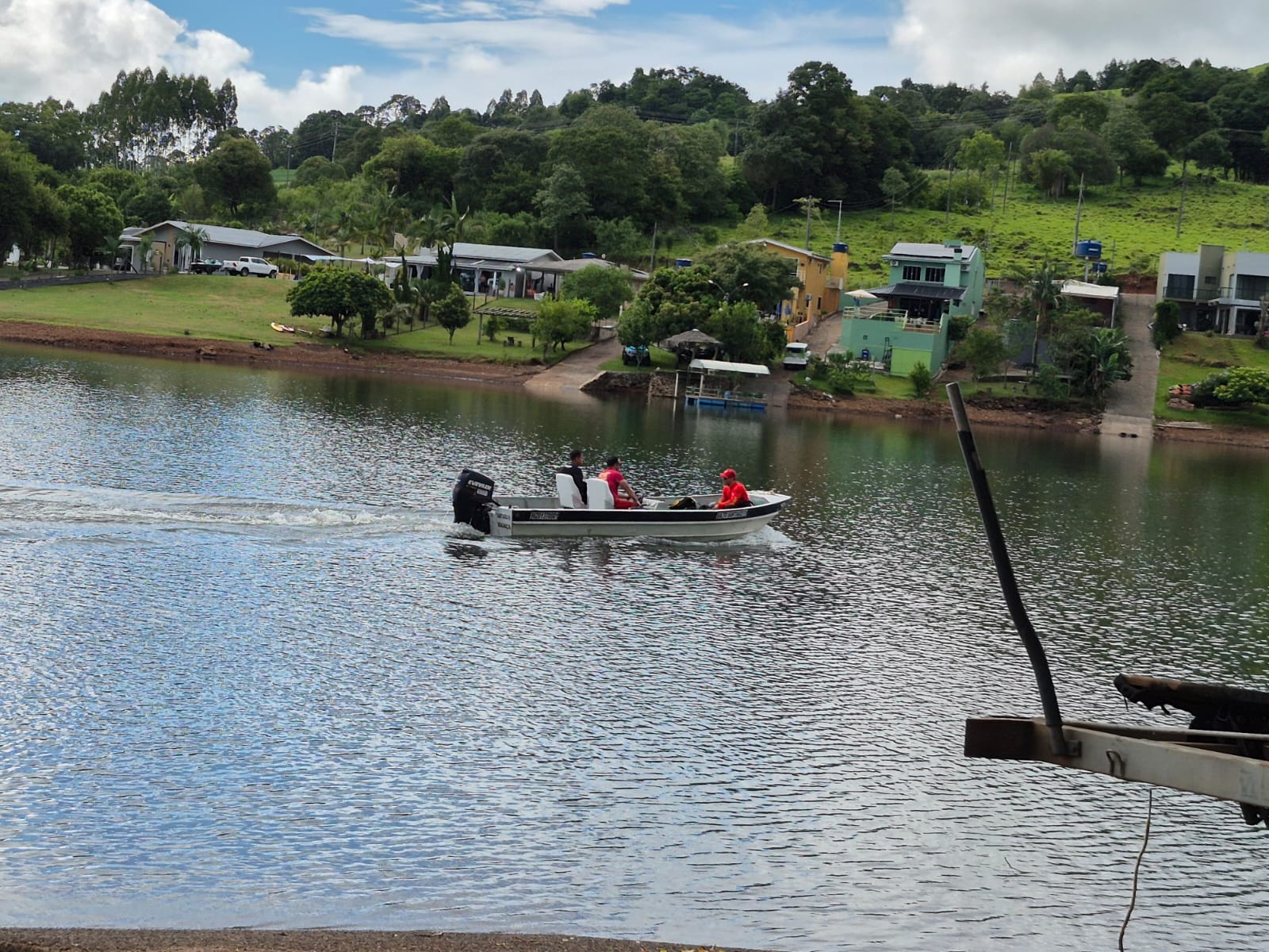 Mergulhadores encontram corpo de homem que morreu afogado no Alagado do Iguaçu