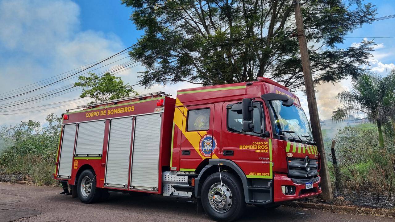 Bombeiros combatem incêndio em vegetação no Parque Verde