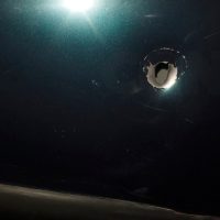 Briga entre irmãos termina com carro atingido por disparo de arma de fogo em Cascavel Imagem referente a Briga entre irmãos termina com carro atingido por disparo de arma de fogo em Cascavel