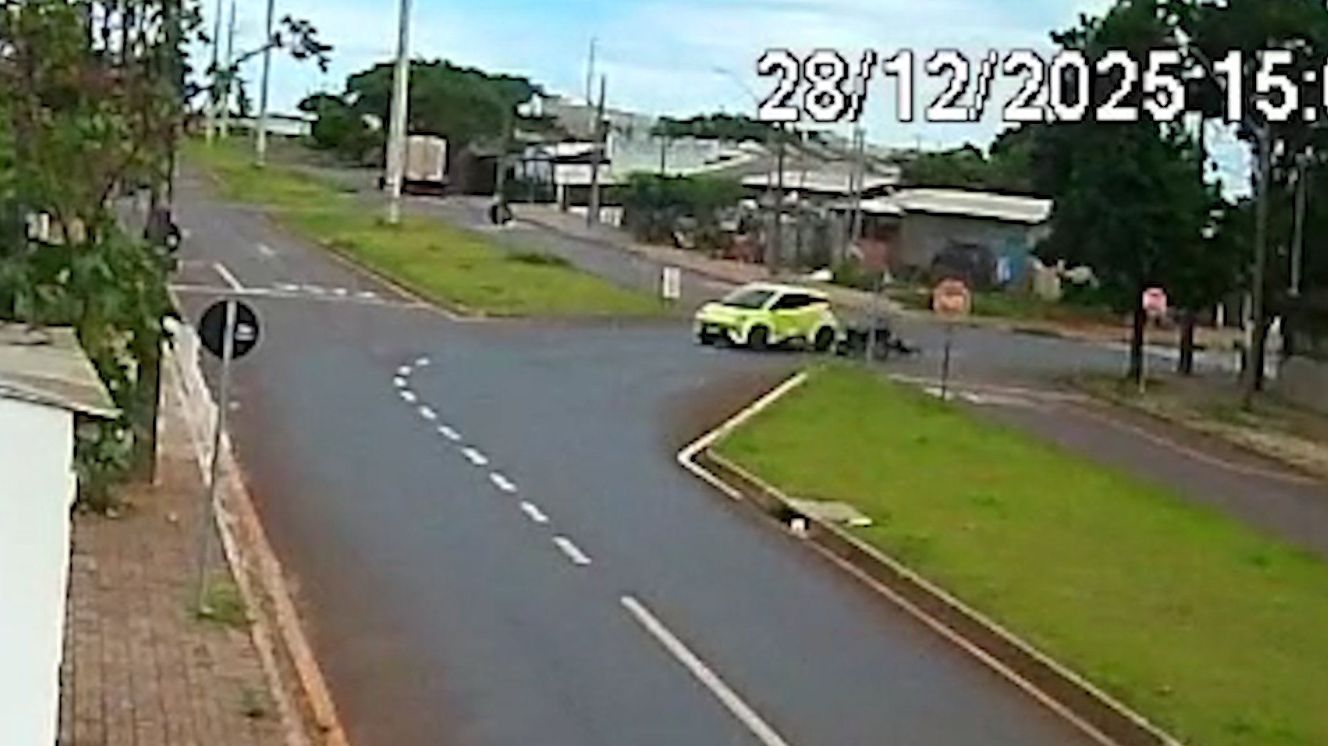 Câmera flagra acidente que deixou motociclista ferido no Brasmadeira