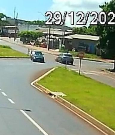 Vídeo: carros colidem em cruzamento perigoso no Brasmadeira Imagem referente a Vídeo: carros colidem em cruzamento perigoso no Brasmadeira