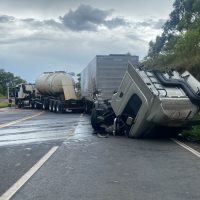 Colisão frontal entre caminhões interdita BR-376 em Ortigueira Imagem referente a Colisão frontal entre caminhões interdita BR-376 em Ortigueira