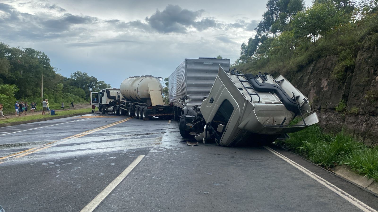 Colisão frontal entre caminhões interdita BR-376 em Ortigueira