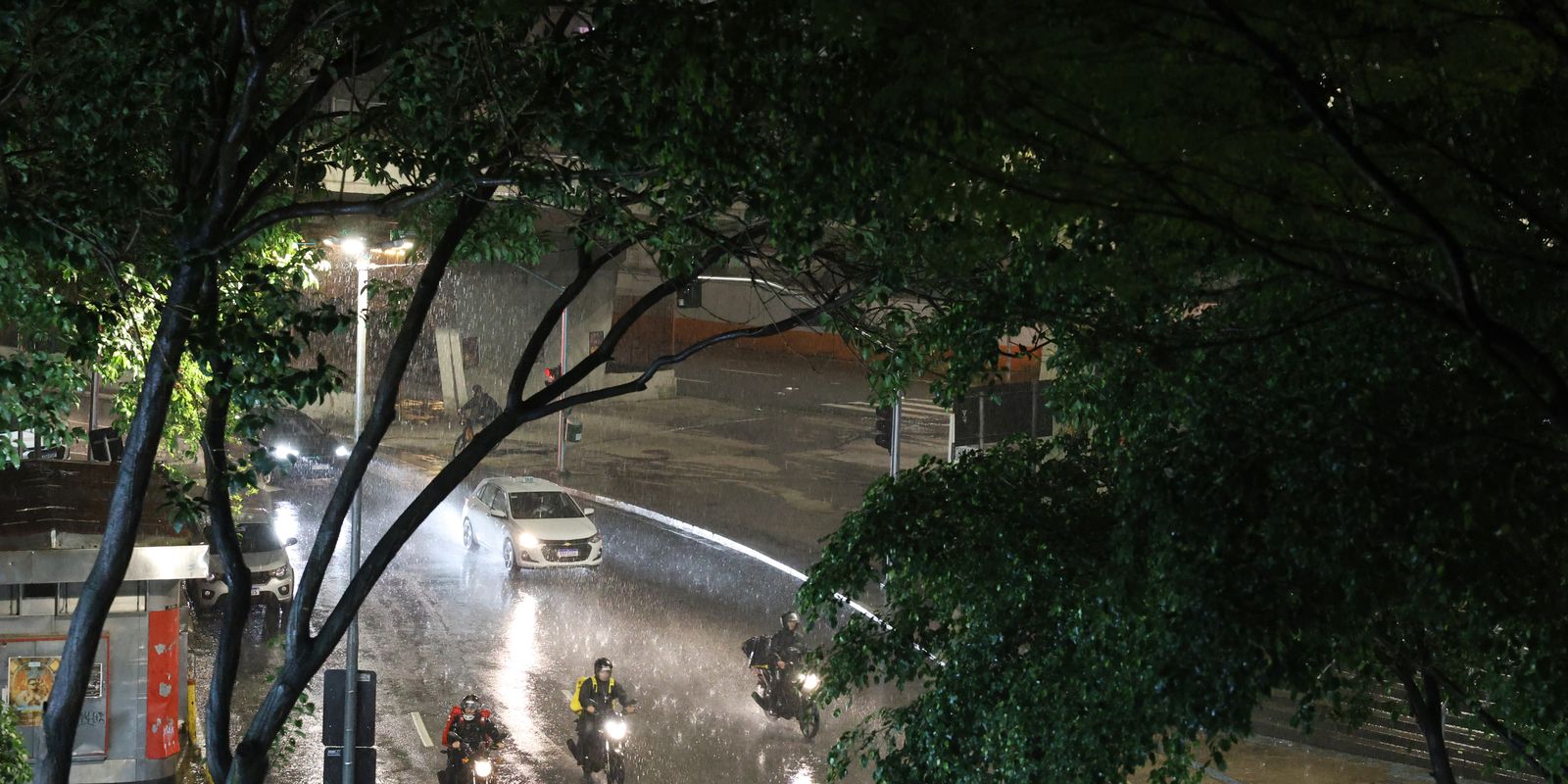 Chuvas deixam São Paulo em estado de atenção; 31 mil ficam sem energia Imagem referente a Chuvas deixam São Paulo em estado de atenção; 31 mil ficam sem energia