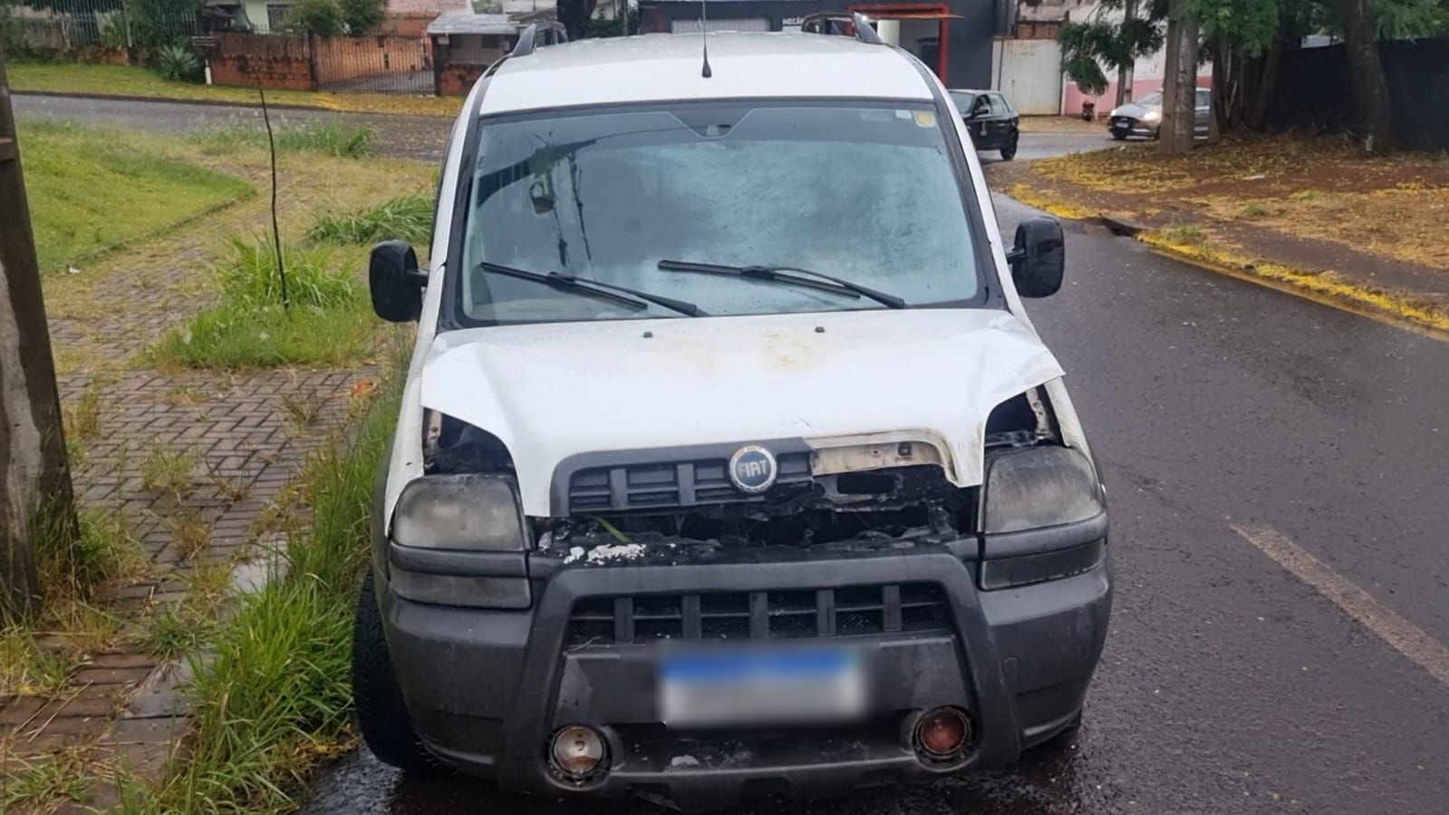 Motor de Fiat Doblò pega fogo após pane elétrica no Alto Alegre