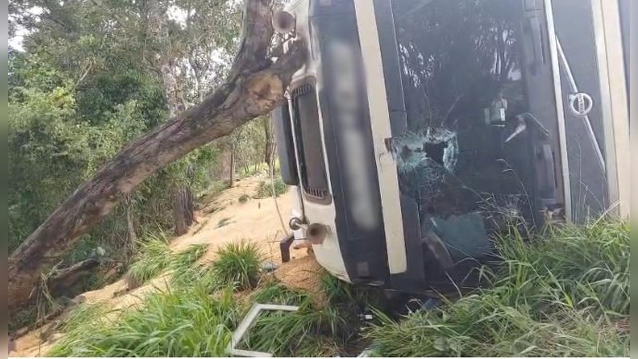 Caminhão carregado com soja tomba na BR-373 e deixa cinco feridos, entre eles três crianças