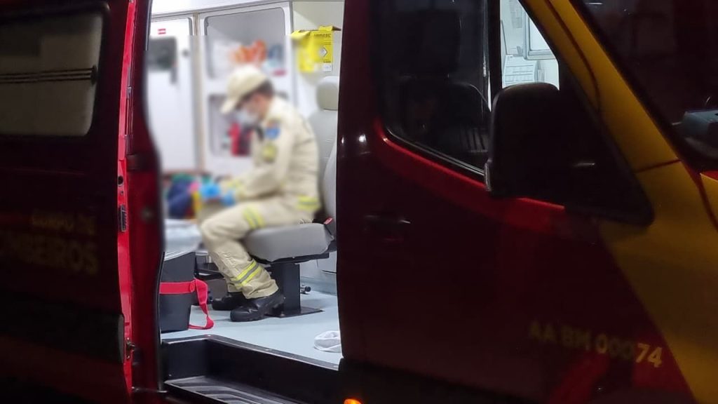 Motociclista de 21 anos fica ferido após colisão com carro em Cascavel Motociclista de 21 anos fica ferido após colisão com carro em Cascavel