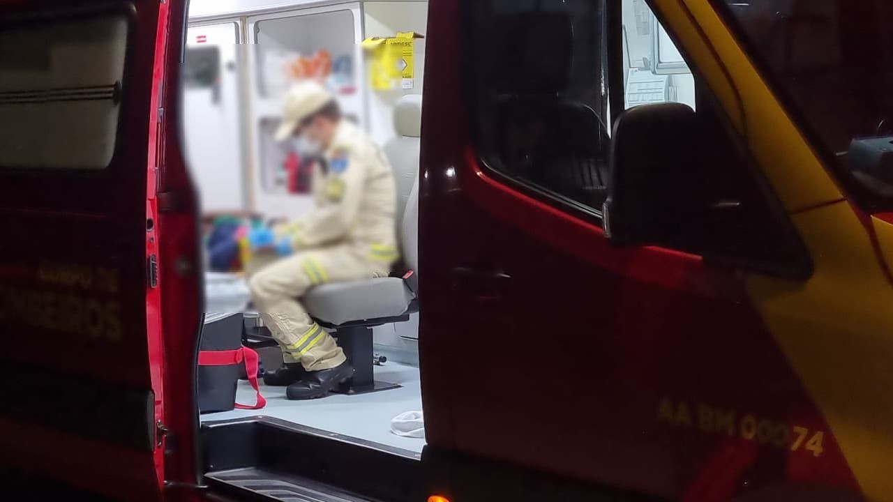 Motociclista de 21 anos fica ferido após colisão com carro em Cascavel