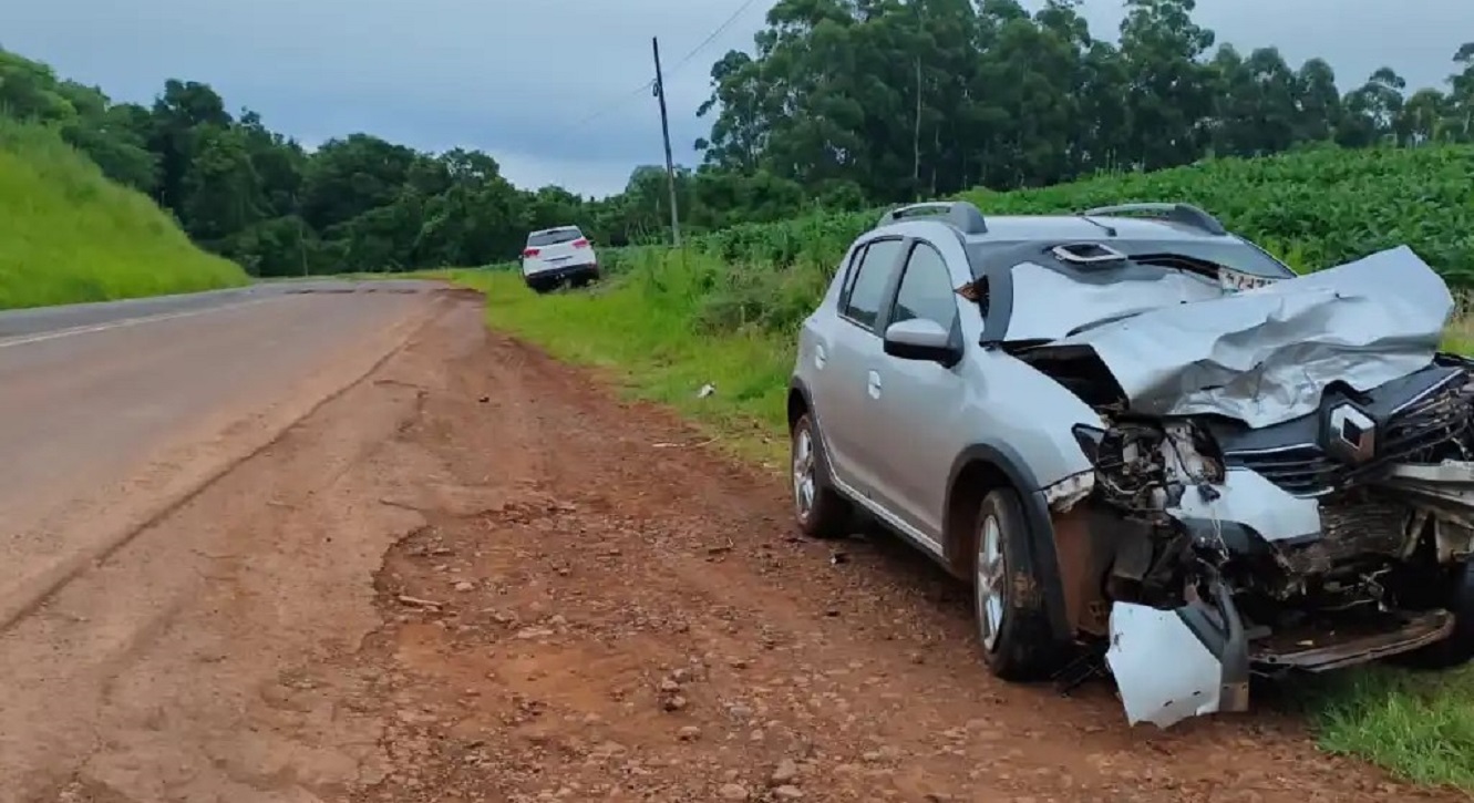 Colisão frontal entre Creta e Sandero deixa três feridos na PR-493