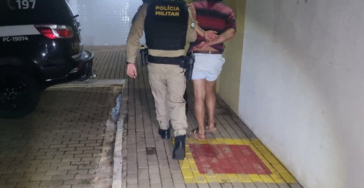 Homem ameaça esposa, joga roupas dela pra fora de casa e é detido por violência doméstica