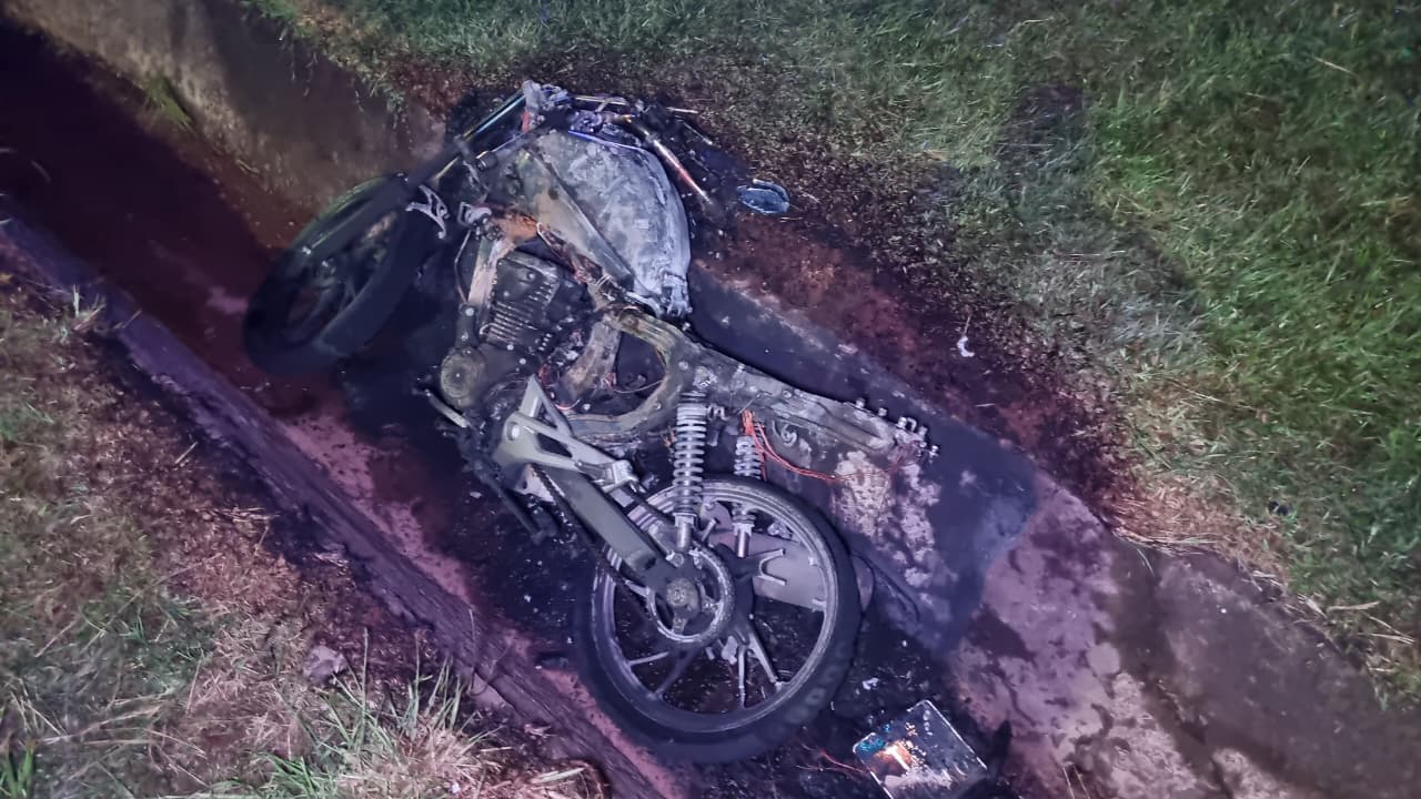 Motocicleta é consumida por incêndio na BR-277 em Cascavel