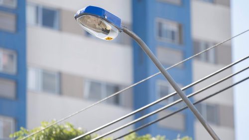 Ruas e praças iluminadas: cidade investe pesado na troca de lâmpadas e expansão Imagem referente a Ruas e praças iluminadas: cidade investe pesado na troca de lâmpadas e expansão