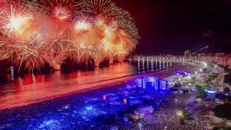 Copacabana promete drones e queima de fogos mais longa na virada Copacabana promete drones e queima de fogos mais longa na virada