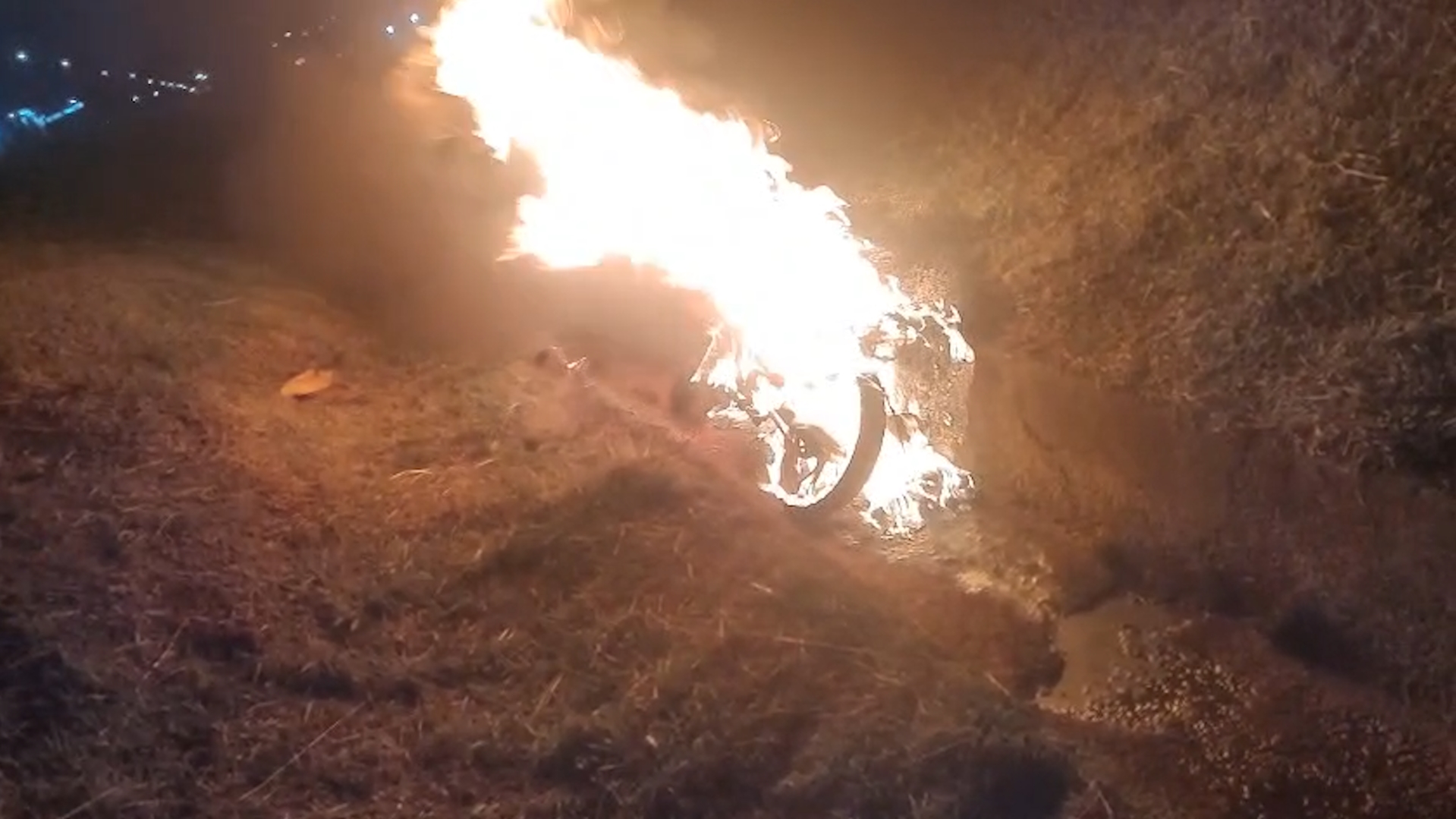 Vídeos mostram motocicleta em chamas às margens da BR-277, em Cascavel