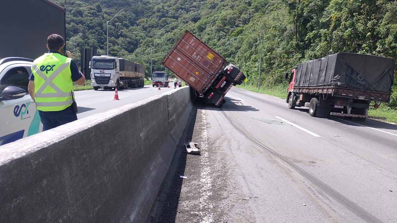 Caminhão tomba na BR-277, no sentido Litoral