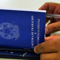 Ampliação do número de carteiras assinadas é sustentada, diz IBGE Imagem referente a Ampliação do número de carteiras assinadas é sustentada, diz IBGE