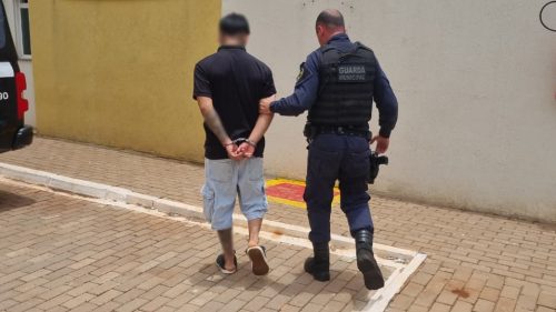 Homem é detido após dar soco na boca de enteado no bairro Paulo Godoy, em Cascavel Imagem referente a Homem é detido após dar soco na boca de enteado no bairro Paulo Godoy, em Cascavel