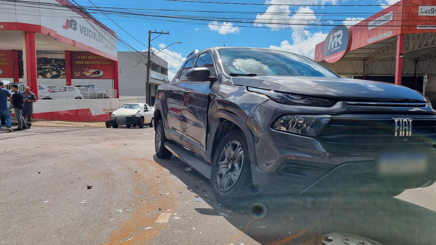 Forte colisão entre Corsa e Toro ocorre em Cascavel Forte colisão entre Corsa e Toro ocorre em Cascavel