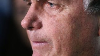 Com crise persistente de soluços, Bolsonaro faz nova cirurgia Com crise persistente de soluços, Bolsonaro faz nova cirurgia