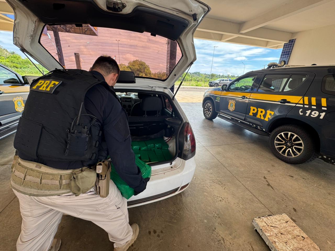 PRF prende casal transportando 131 kg de maconha em carro com criança e cachorro no Noroeste do Paraná PRF prende casal transportando 131 kg de maconha em carro com criança e cachorro no Noroeste do Paraná