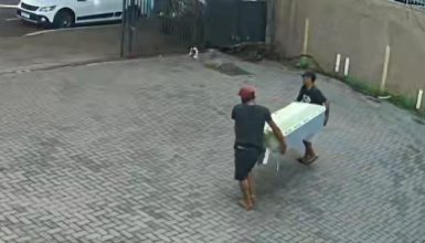 Imagem referente a Câmeras flagram furto de máquina de ar condicionado no Centro