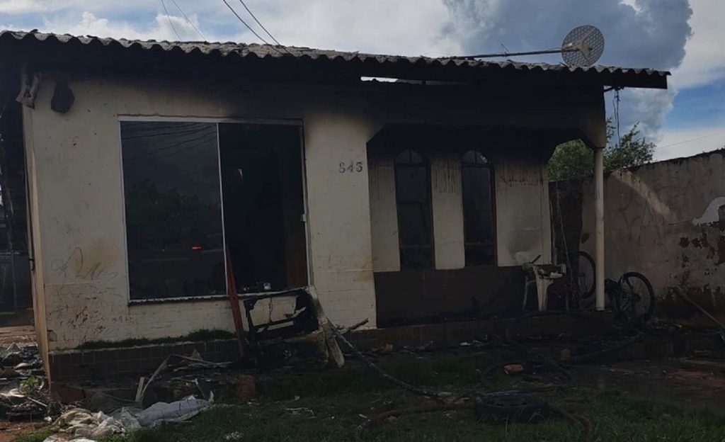Morre mulher vítima de queimaduras em residência incendiada pelo próprio marido em Campo Mourão Morre mulher vítima de queimaduras em residência incendiada pelo próprio marido em Campo Mourão