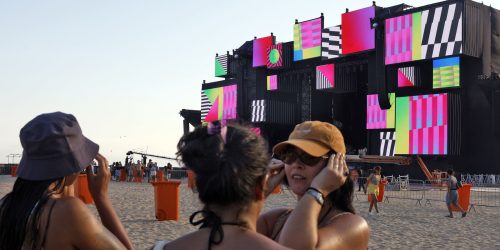 Copacabana já vive clima de expectativa para a festa da virada Imagem referente a Copacabana já vive clima de expectativa para a festa da virada