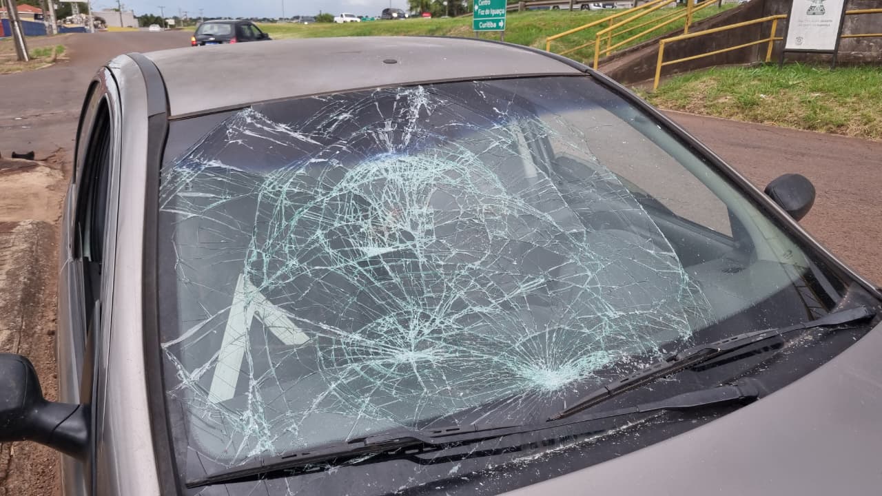 Motociclista fica ferido em colisão com carro na marginal da BR-277 em Cascavel Motociclista fica ferido em colisão com carro na marginal da BR-277 em Cascavel