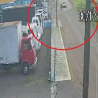 Câmera flagra forte colisão entre moto e carro no Santa Felicidade Imagem referente a Câmera flagra forte colisão entre moto e carro no Santa Felicidade