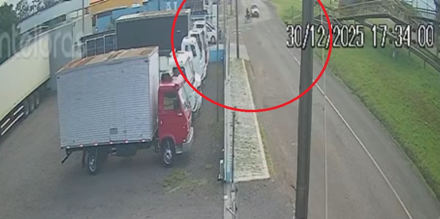 Câmera flagra forte colisão entre moto e carro no Santa Felicidade Imagem referente a Câmera flagra forte colisão entre moto e carro no Santa Felicidade