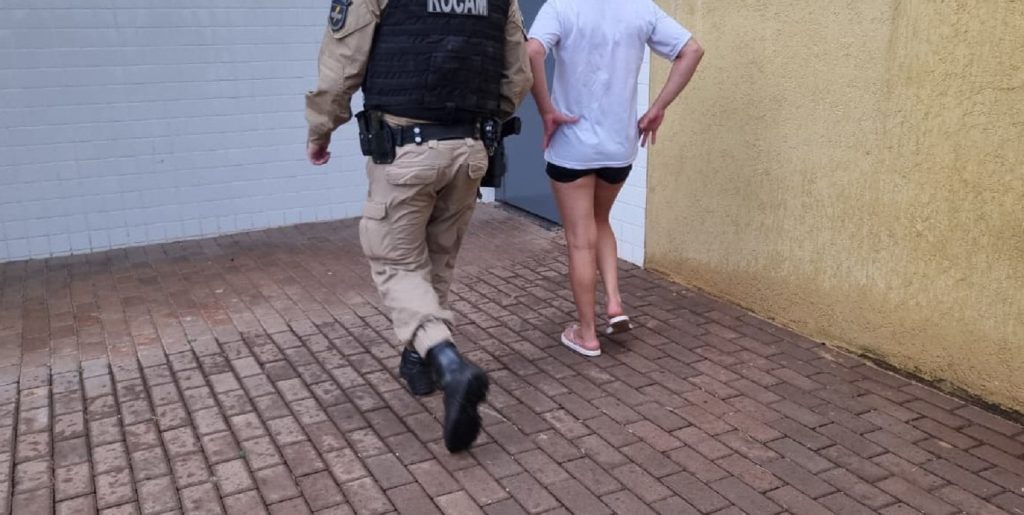Rocam captura mulher com mandado de prisão por embriaguez ao volante em Cascavel Rocam captura mulher com mandado de prisão por embriaguez ao volante em Cascavel