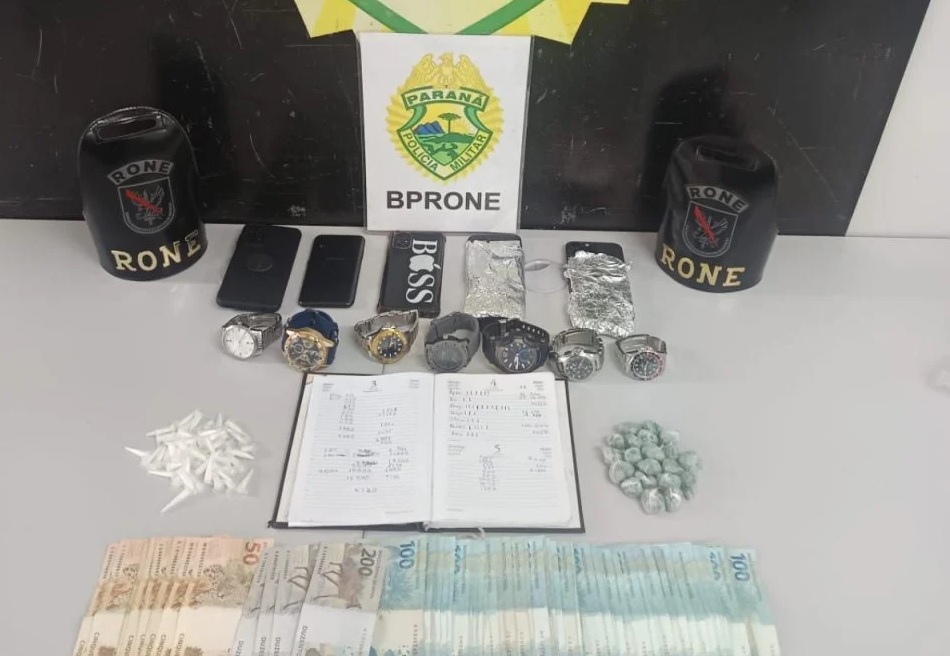 Morador some, polícia entra em apartamento e encontra drogas, dinheiro e objetos roubados