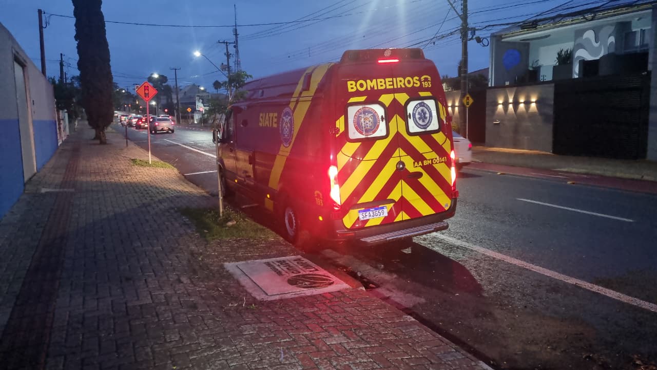 Jovem é socorrido após queda de motocicleta no jardim Veneza