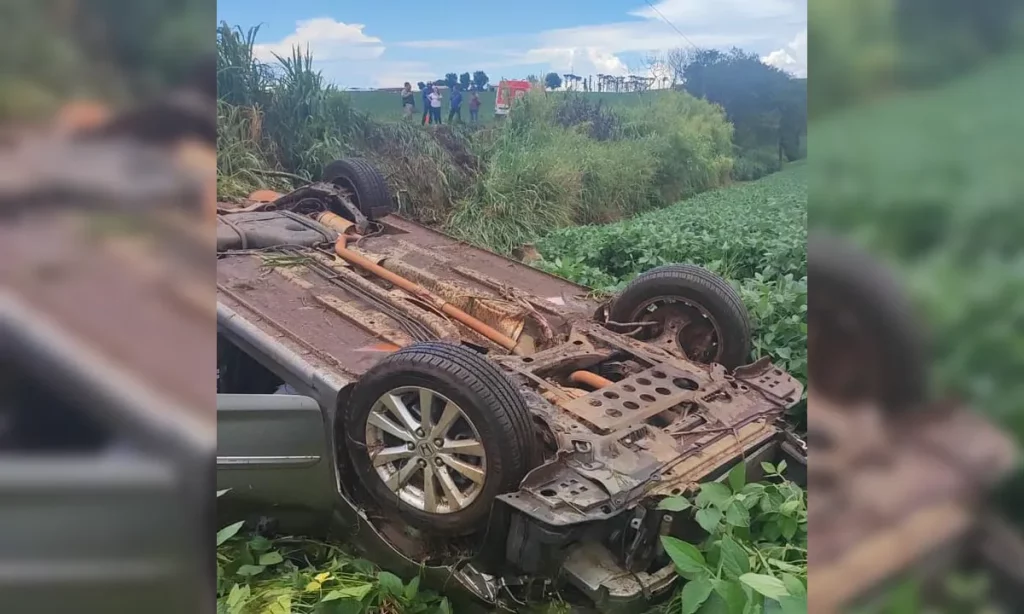 Capotamento na PR-466 deixa dois feridos no norte do Paraná Capotamento na PR-466 deixa dois feridos no norte do Paraná