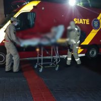 Idosa de 80 anos é atendida pelo Siate após queda em apartamento no Cancelli Imagem referente a Idosa de 80 anos é atendida pelo Siate após queda em apartamento no Cancelli