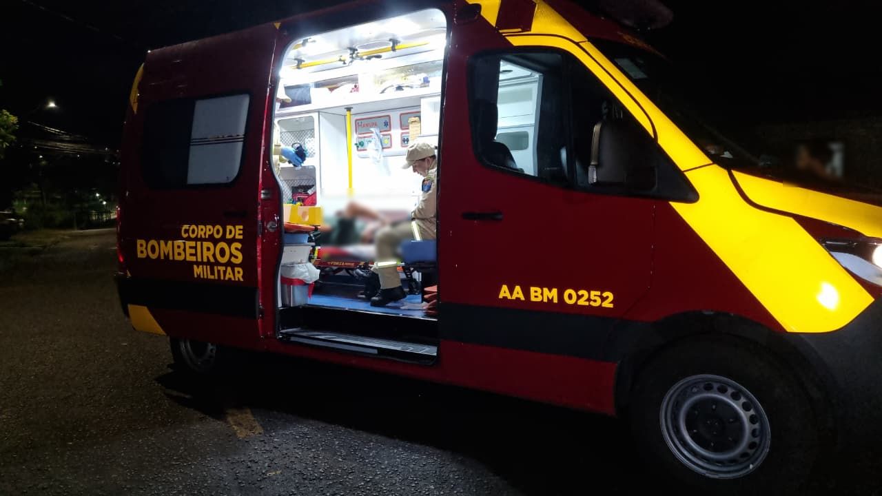 Jovem sofre queda de moto ao desviar de cachorro no bairro Santa Cruz