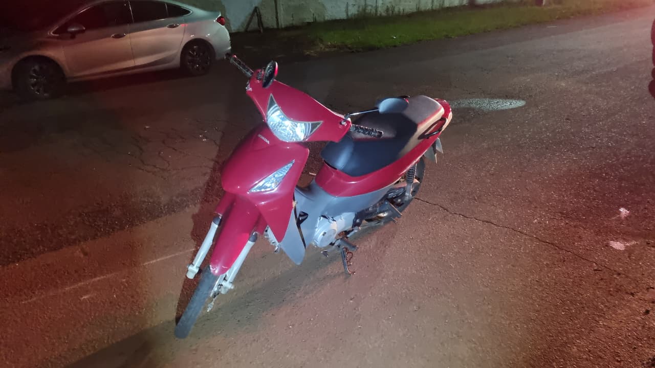 Motociclista sofre ferimentos moderados ao cair em via pública no Bairro Santos Dumont