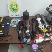 Ladrão faz buraco em loja, tenta fugir pelo telhado e é preso pela PM durante a madrugada Imagem referente a Ladrão faz buraco em loja, tenta fugir pelo telhado e é preso pela PM durante a madrugada