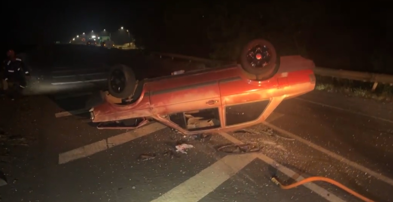Voyage capota e motorista fica ferido na BR-369 em Corbélia