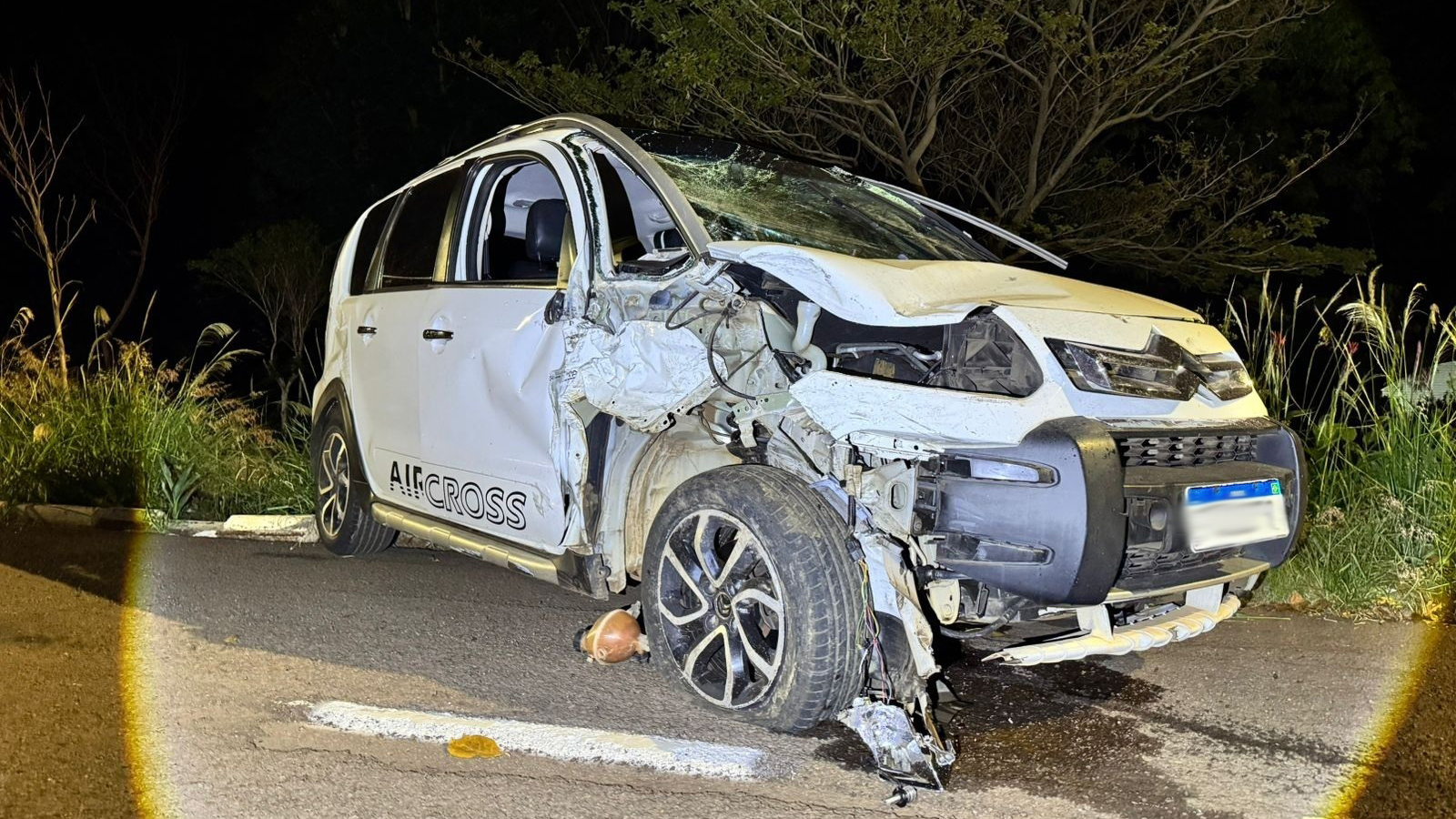 Veículo capota após bater em dois carros parados em Toledo